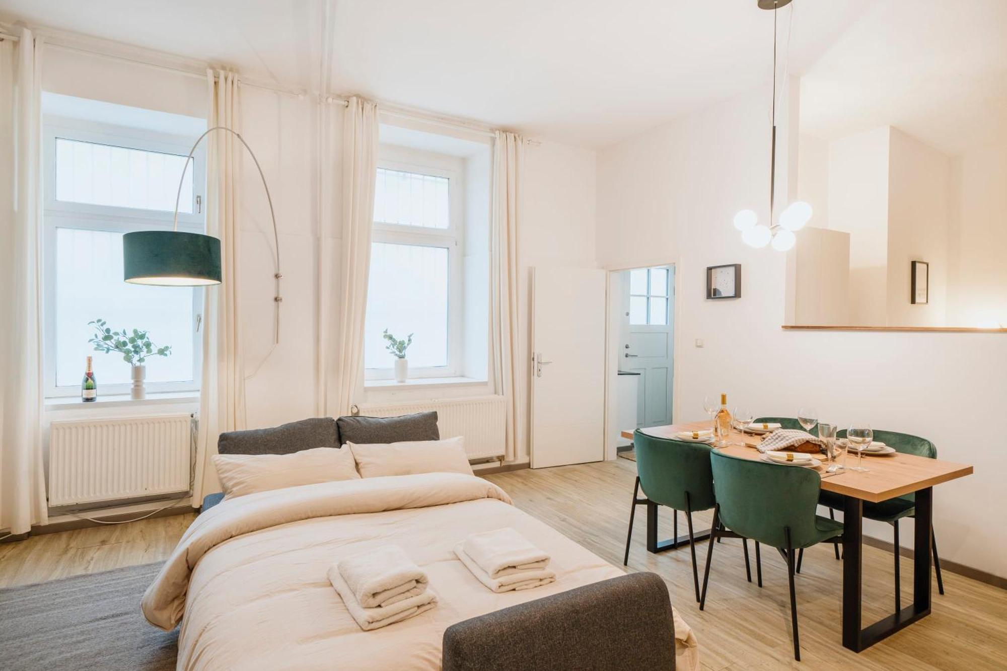 Homely - Quiet, Large Living Area, Courtyard I Supermarket Appartement