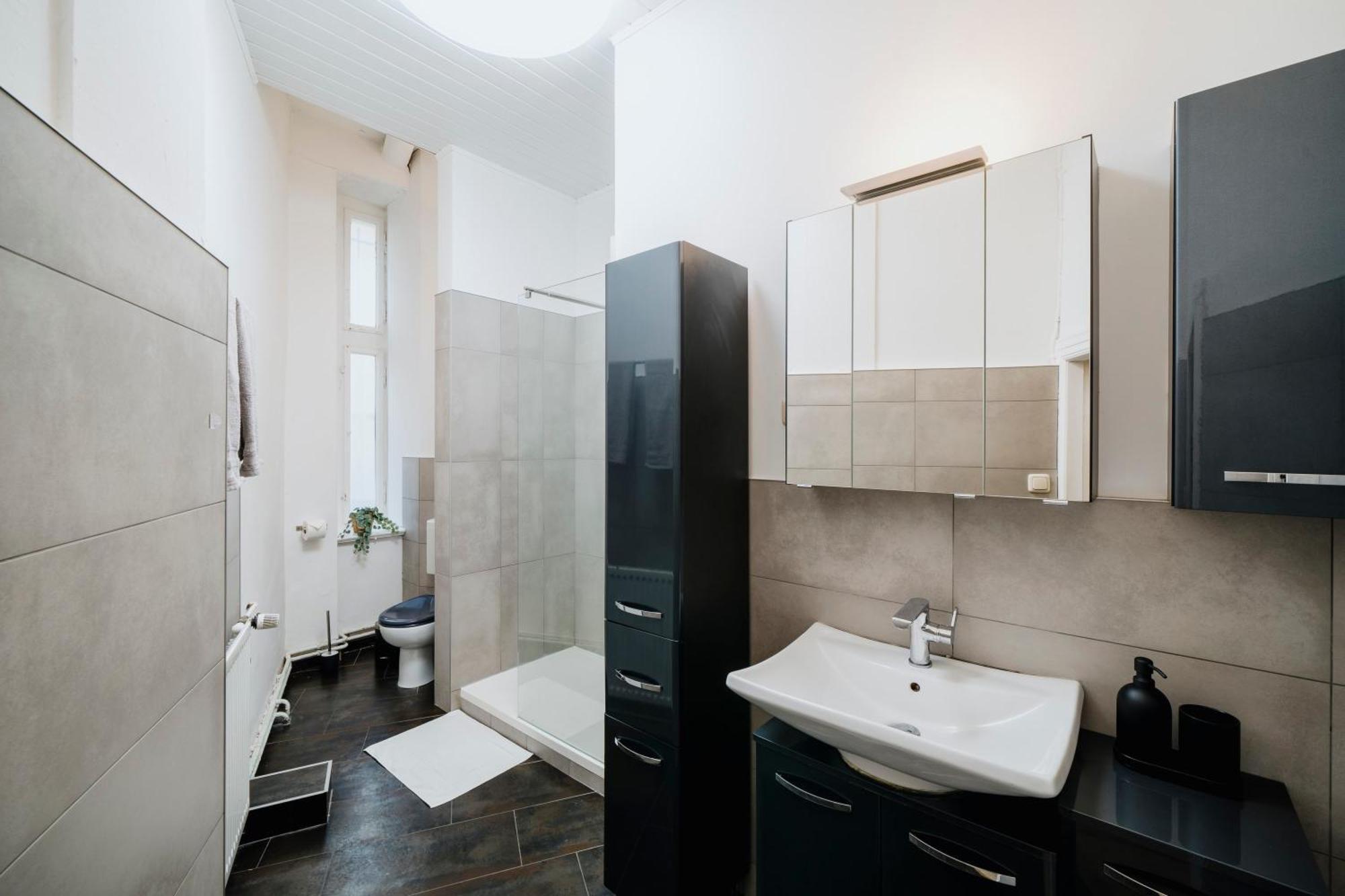 Appartement Homely - Quiet, Large Living Area, Courtyard I Supermarket Berlijn
