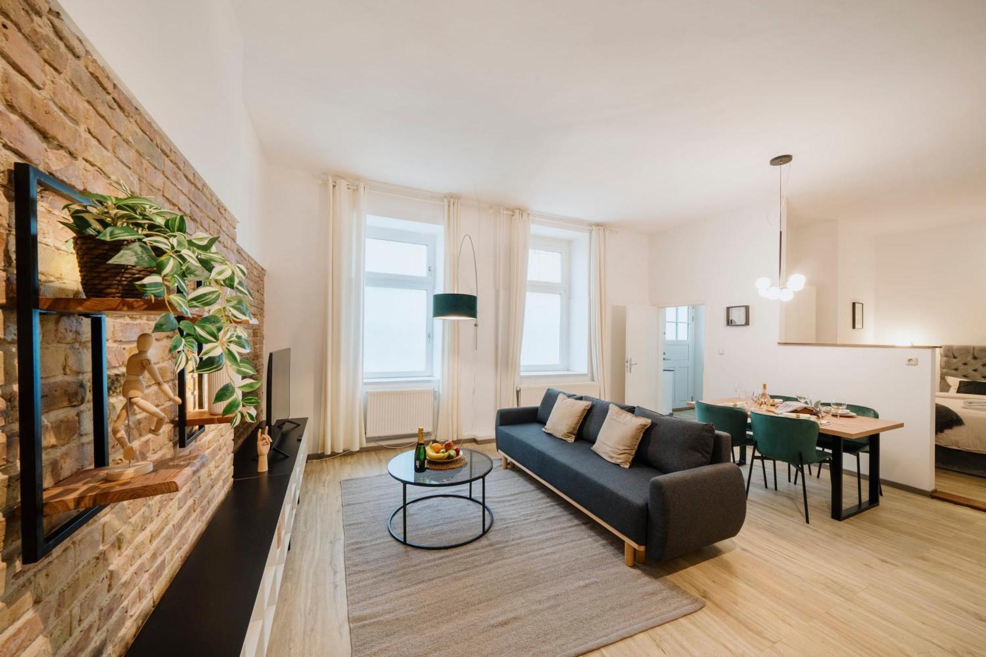Homely - Quiet, Large Living Area, Courtyard I Supermarket Appartement *