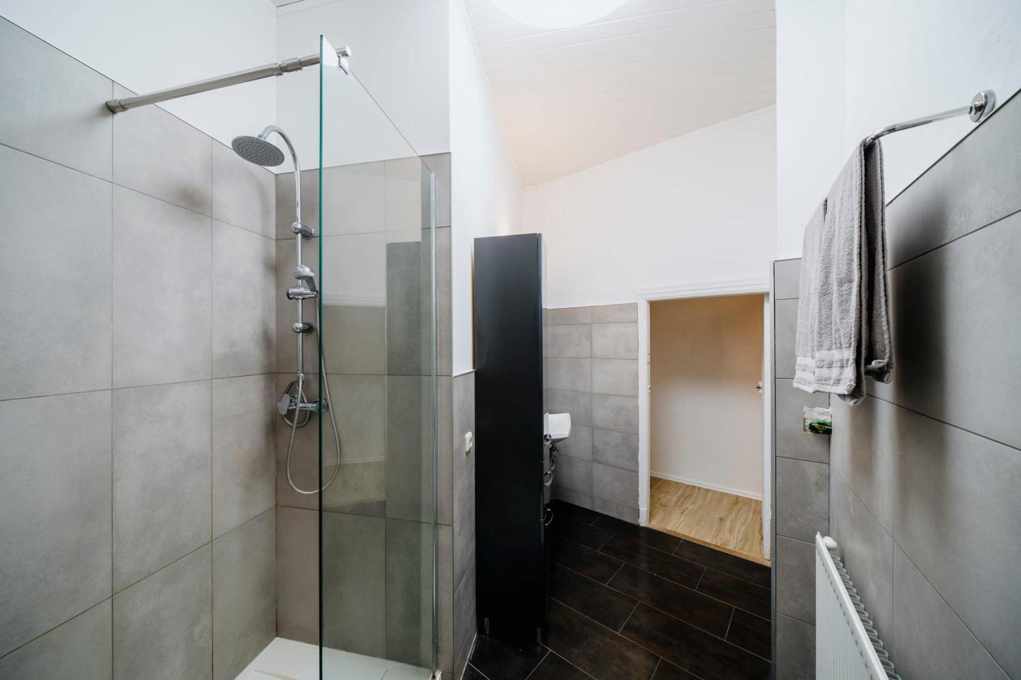 Homely - Quiet, Large Living Area, Courtyard I Supermarket Appartement *